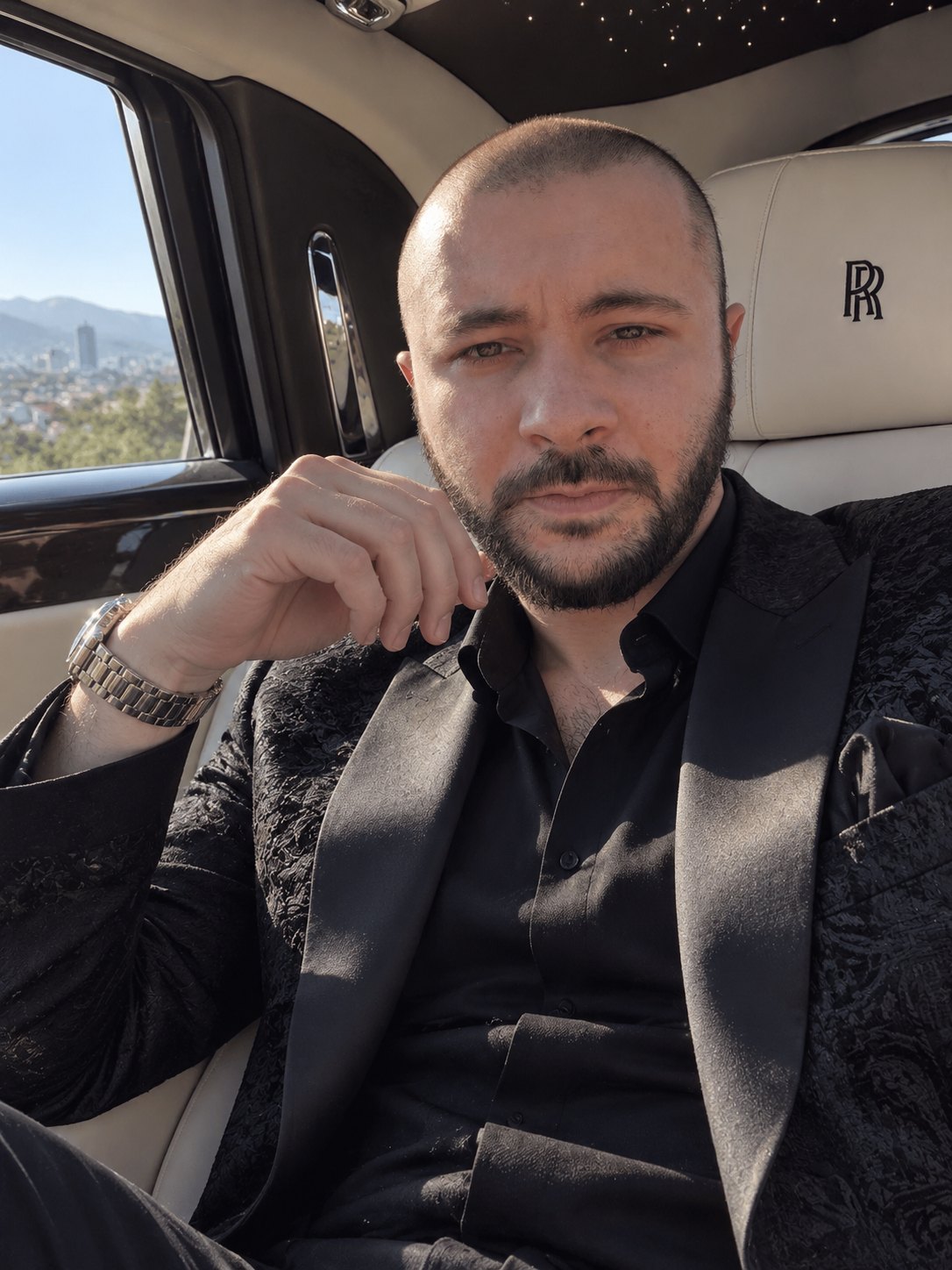 შუადღე, ქალაქს ზემოთ.